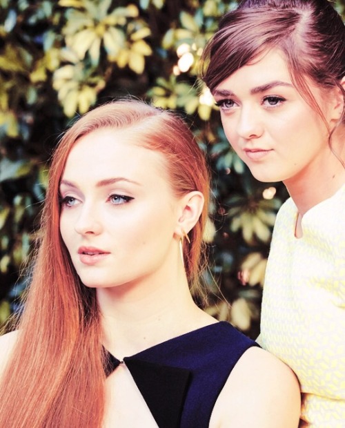 Sex mistertez:  Maisie Williams/Sophie Turner pictures