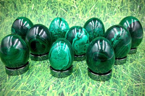 Just in time for your Easter or Ostara basket: delightful mini Malachite eggs! This iconic green min