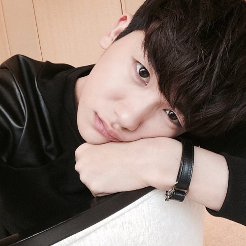 fuckyeahhyungsik:  낮잠이 생각날때도. 멍하니 그 어떤 생각도 하지않고 가만히 앉아있을때도. 그냥 그렇게. 절대 배고파서 입 삐죽 나온게 아니었다. 