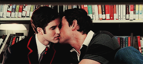 I can’t seem to find the clip of this scene. Blaine & Finn kissing? Hmm…