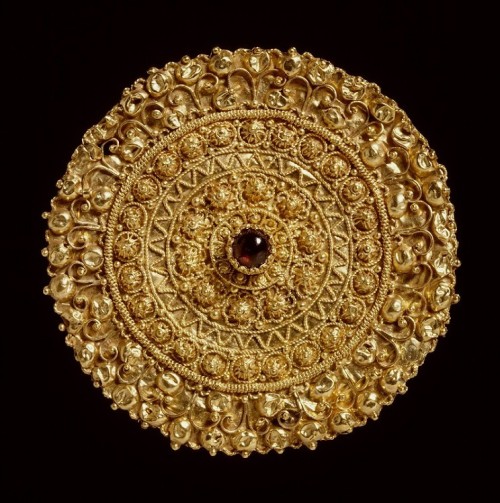 ancientpeoples:Etruscan plate of gold. The plate is finely decorated with different patterns. In the