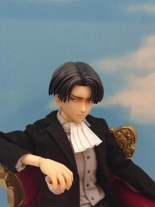More looks at an actual prototype of Medicom Toy’s 2nd/Suited Real Action Heroes figure of Levi (Earlier previews here)! There seem to be slight differences in the hair design from the first images.Release Date: August 2015Retail Price: 23,600 Yen