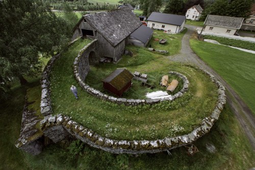 dewymossempire:  weirdpictures:  A barn in Norway  Oh man this is so neat 