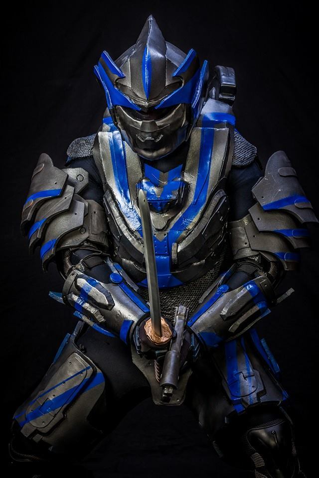 kamikame-cosplay:  Halo, Hayabusa Armor, by WinRaven. Scott Bromley photography.