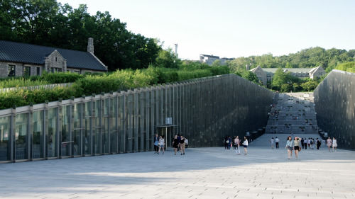 Ewha Womans University Campus Complex (ECC) 이화여대 ECC. 이 넓은 인공 계곡을 한 장의 사진에 담기가 어렵다.  주어진 지형을 멋지