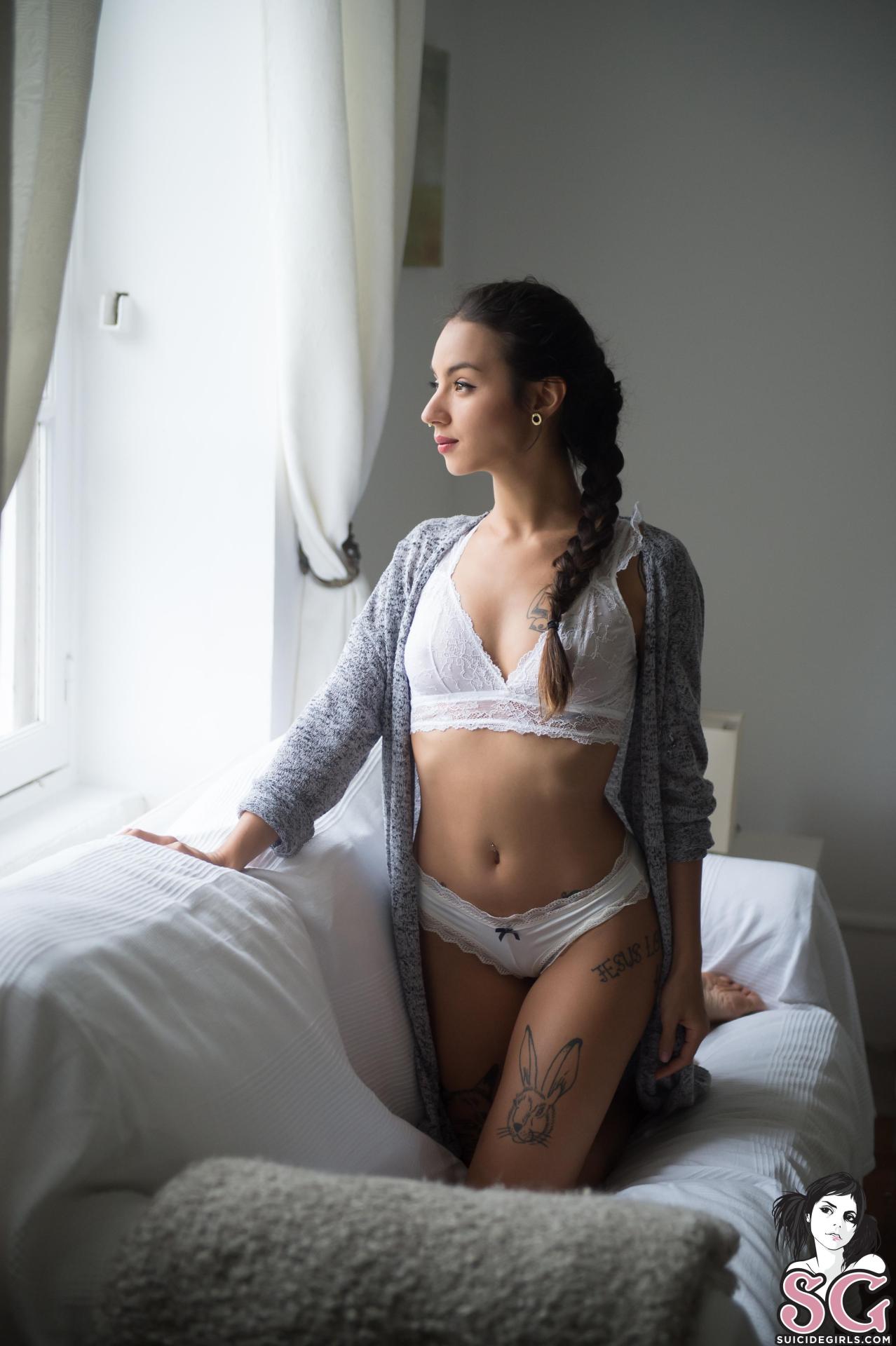 h-way:  Popcorn - SuicideGirls.com (2016,10,28)firstAge when shot: 28Photographer: