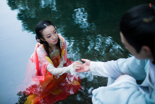 majorassweg:  ziseviolet:  la-hermosa-china:  追鱼 by 东边云      There’s an original story to go with this photoset at the source, which I’ll translate/summarize here:    A fish falls in love with a man, quietly listening to the sounds of
