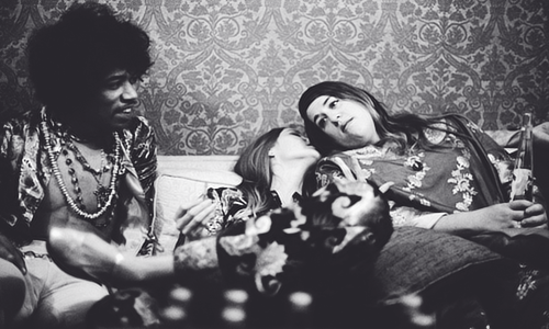 digthe60s:Jimi Hendrix, Michelle Phillips and Cass Elliot sit together backstage at the Hollywood Bo