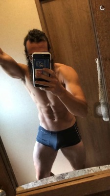 straightbaitedmen:  Holy fuck his dick is huge