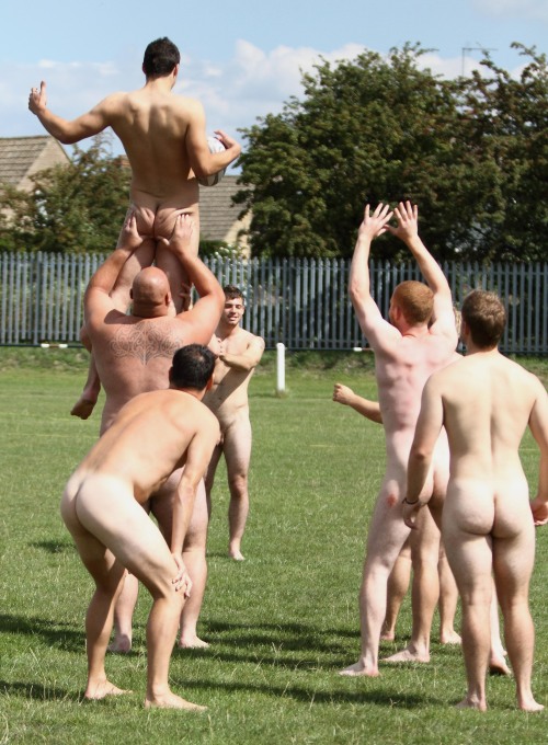 nakedandregulah:Naked Rugby lovely boys. Hot ass.