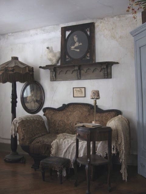 undyingrealm:fidnemed:The house smelled musty and damp, and a little sweet, as if it were haunted by