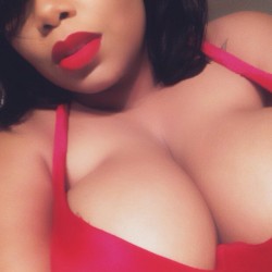 bulgingbeauty:They be looking but they can’t touch 💋