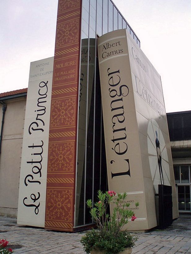 libricheportoconme:  Big books - entrance of the public library Méjanes in Aix-en-Provence,