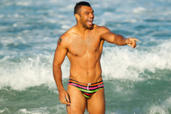 giantsorcowboys:  Nothing To Hide! Kurtley Beale Rocks His Speedo! Smuggle That Budgy, Baby!