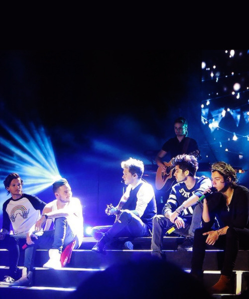 otratour-blog:  @fakeliampayne had a light in his head in Little Things i love themmmm 
