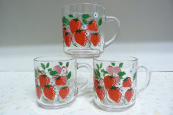 shopping-and-shit:  Set of Strawberry Mugs