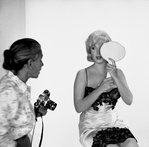 summers-in-hollywood: Marilyn Monroe and photographer Eve Arnold during a photoshoot, 1960 https://painted-face.com/