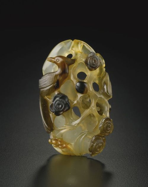 A pierced &lsquo;paradise fly-catcher&rsquo; agate pendant Qing Dynasty, 18th century