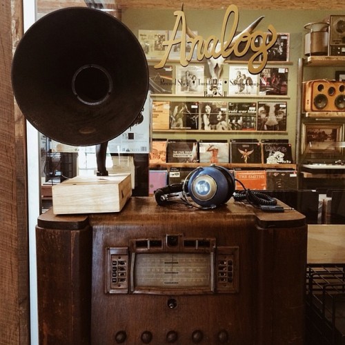 analogcollective:  #analogrecordshop Photo by @stefanjunir 
