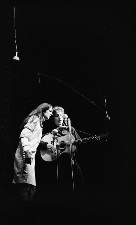 bobdylan-n-jonimitchell:  Joan Baez & Bob Dylan—The Newport Folk Festival, 1964.