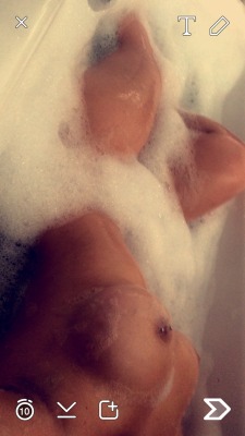 american-hustler:  Bath time is fun time @aintnoholl