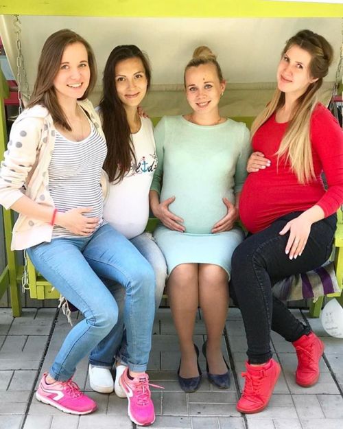 growingbigger:Pregnant teen friends 