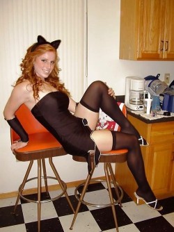 scarletredheads:Meow  Find more at ThoseCurvyGals.com