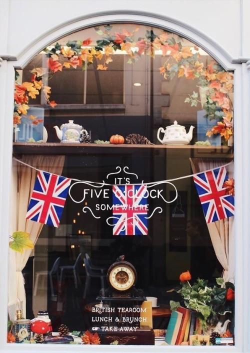 mariaslozak:It’s Five O’Clock Somewhere: a British tearoom across the Channel in Rennes, Brittany. P