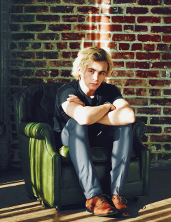 bluenblood:Ross Lynch photographed by Brooklin