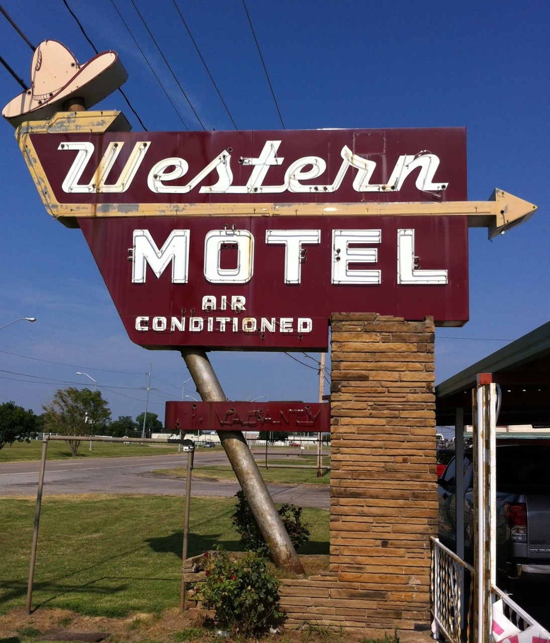 jukeboxmafia:  Motel Signs on Route 66 in Oklahoma Photos by Blake Thompson 