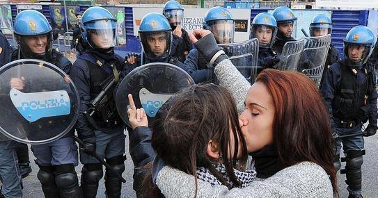 universalactivist:  haha look at that guy, he’s really enyoin his job XD 