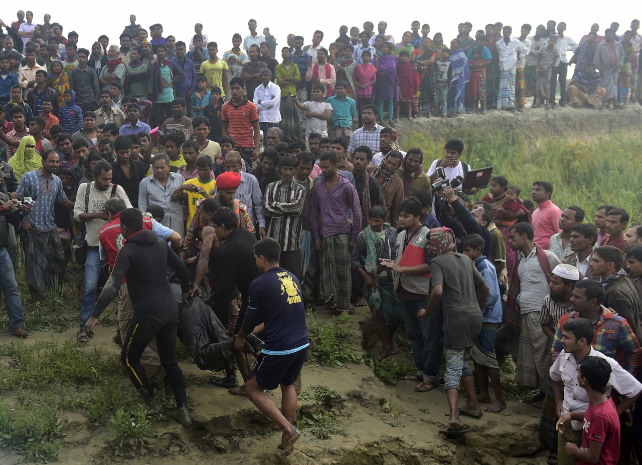 BANGLADESH. Una multitud observa el ferry naufragado en el Río Padma. Las autoridades informaron de 68 el número de muertos por el hundimiento ayer de un ferry con cerca de 200 pasajeros, tras colisionar con un carguero, en un río en el centro de...