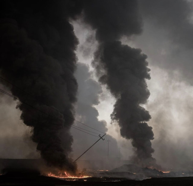 Porn spectrologie:Burning oil wells in Qayyarah, photos