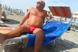 oldmansexyspeedo:  http://ift.tt/1vjHjWx  Hot in speedos