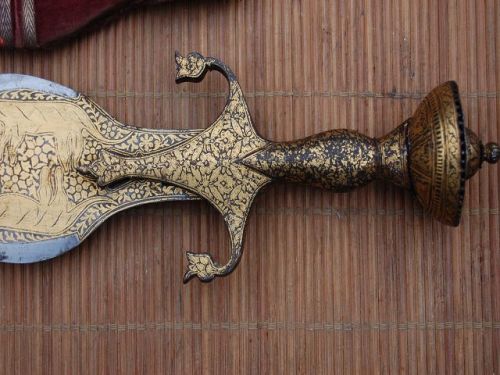 elsegno:Indo-Afghan pahari short sword, similar to and possibly a descendant of the gladius. Note th