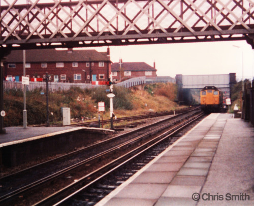 25058 pulling an engineering train one Sunday into Birkenhead North.
25058 was cut up at the end of 1988.