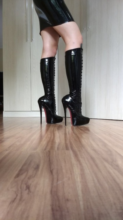 morticia-n-gomez: mistresstt-s: Shoes lover instagram @mistresstt.s This is how boots should fit.  D