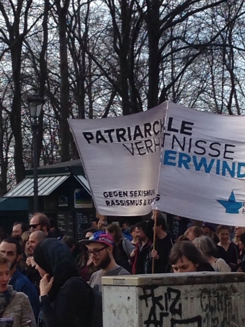 wellegegenvaterstaat:rangelei:  Frauenkampftag, 08.03.15, in Berlin.  Kurze Röcke, fette Bässe - Macker kriegen auf die Fresse!  war so jut!