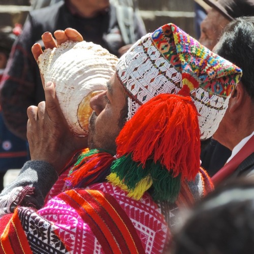 Hombre indígena soplando una concha, desfile de artesanos, Cusco, 2017.