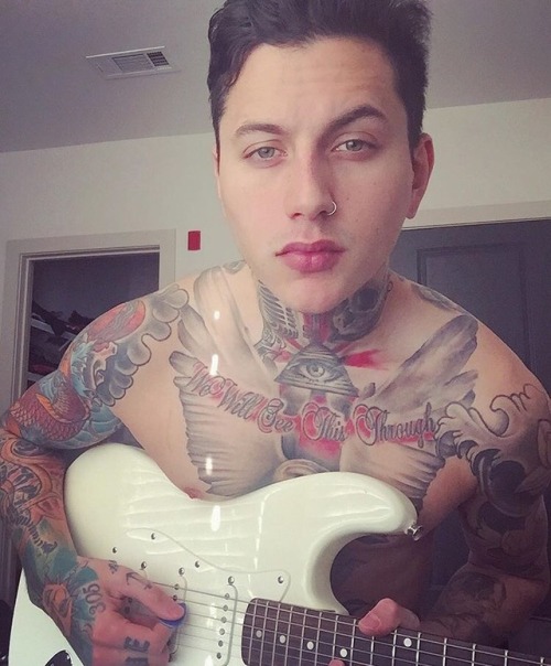 flaytes-wenos:  Amo el cuerpo de los hombres con tatuajes y más si tienen picos grandes