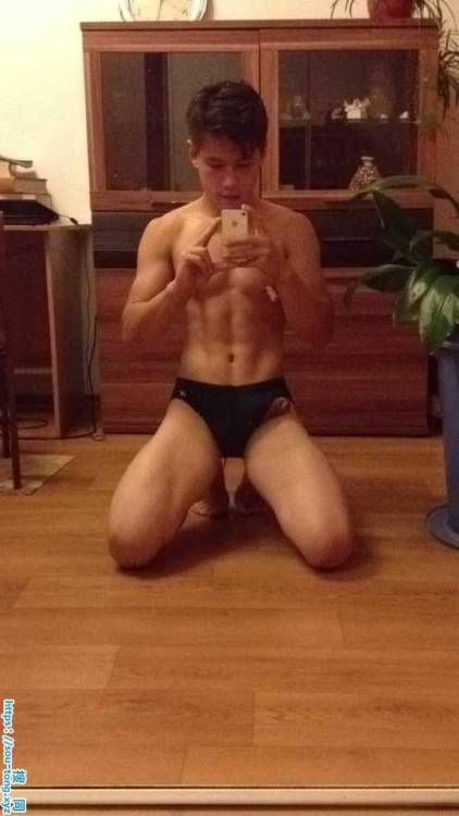 centergayboy: tianxiangong:俄罗斯混血直男被调教 So cute !