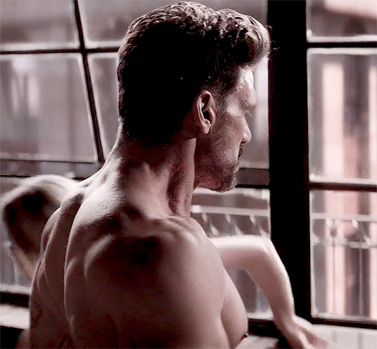 broodingmuscle:hunnam:Frank Grilloas Roy Pulver in Boss Level (2021)God-tier Dad