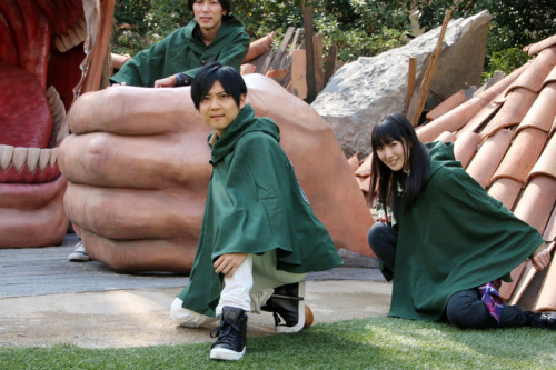 More photos from Isayama Hajime, Kaji Yuuki (Eren), Ishikawa Yui (Mikasa), and Inoue Marina (Armin) today at Universal Studios Japan’s SNK THE REAL! Videos of their appearance can be seen here and here.More on current and previous SNK THE REAL!