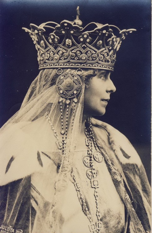 Portrait photograph of Queen Marie of Romania (1875-1938)