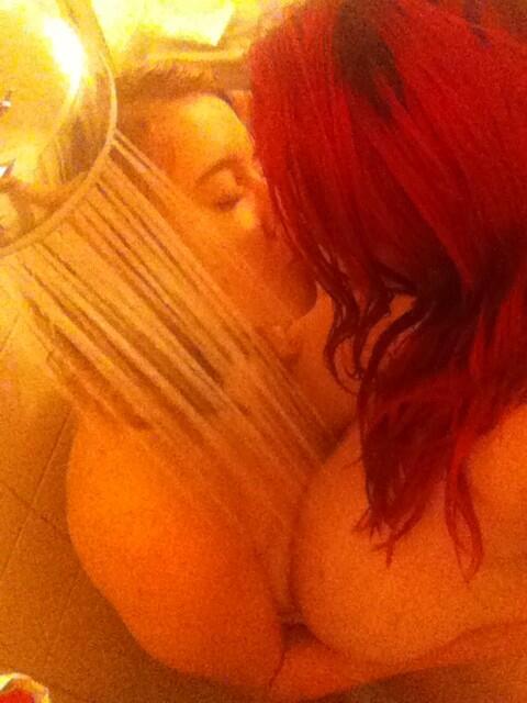 missscarletxx:  Shower time with the always amazing Jessi Rose &lt;3 