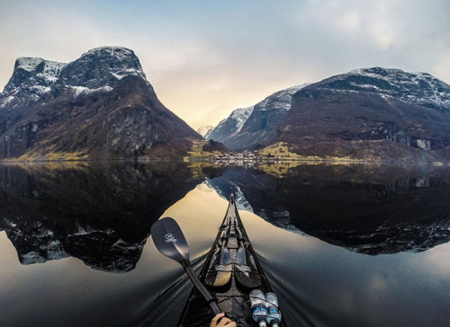 mymodernmet:Phenomenal Shots of Norway’s Fjords from the Stunning Perspective of a Kayaker