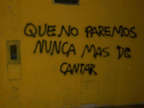 lovemebecauseitsfree:  Esas ganas de no querernos callary de juntarnos de a pocoque no paremos nunca más de cantar  ♫♪ 
