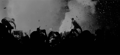 powertothelocalcliquer:tchamblers:Hello, hello.The best thing about this part in the concert is that