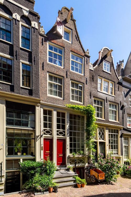 thenordroom: A characteristic 17th-century home in Amsterdam | more here THENORDROOM.COM - INSTAGRAM