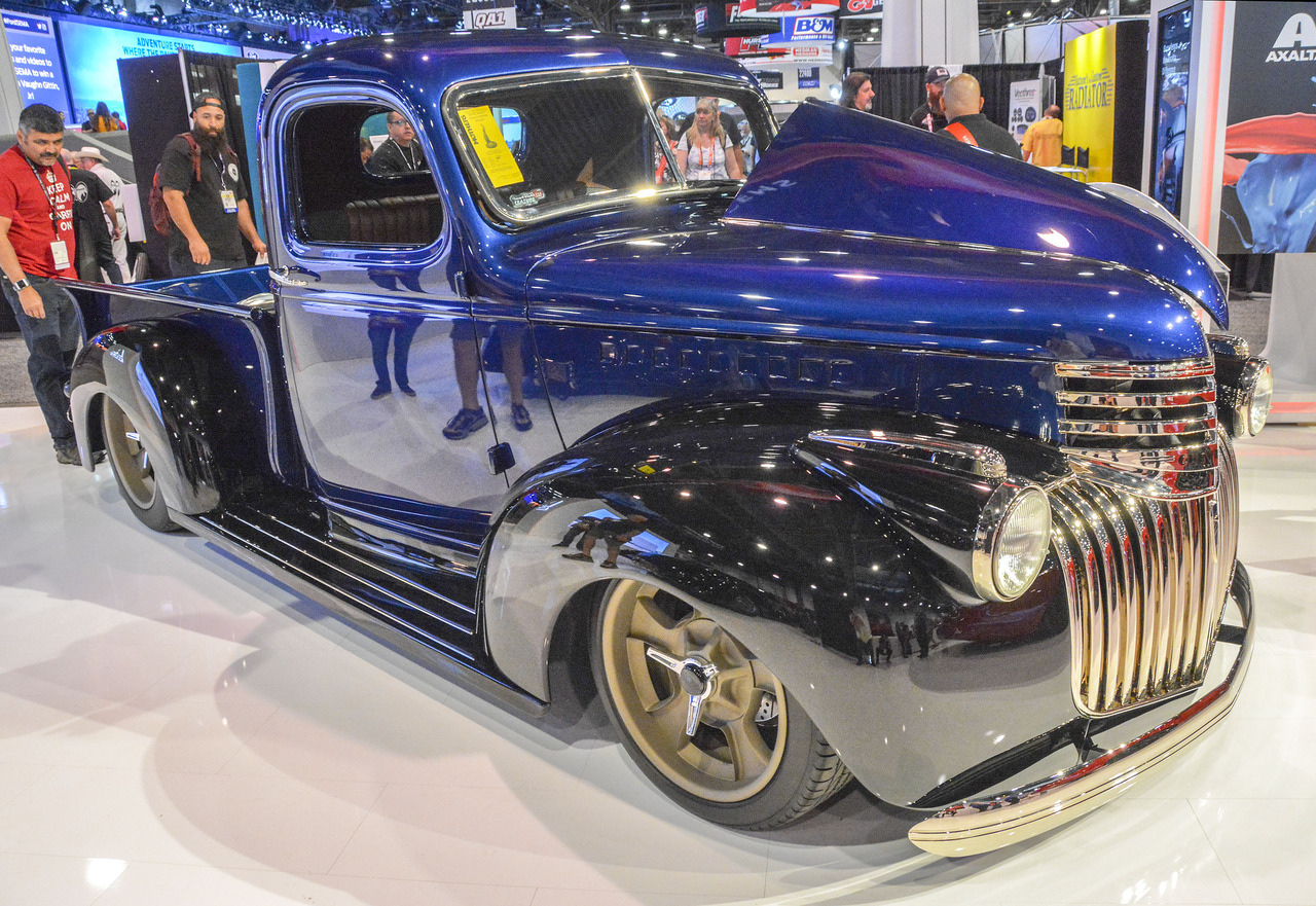 rollinmetalart:  The Big Oak Garage built ‘42 Chevy truck of Wayne and Laura Matthews.